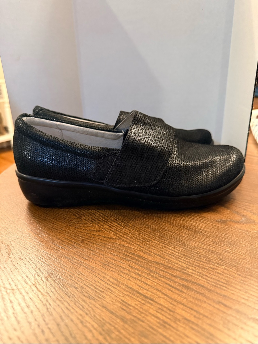 Alegria Lauryn slip-on comfort shoes in black. Size 40 or 9.5/10